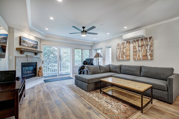 Apartment, 3 Schlafzimmer | Wohnzimmer | Fernseher, Kamin