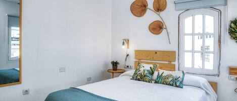 1 dormitorio, caja fuerte, tabla de planchar con plancha y cuna de viaje