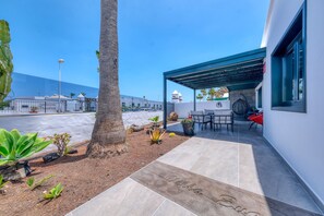 Outdoor dining - Casa Eva - Pool, BBQ & Free Parking By LVH (Puerto del Carmen)