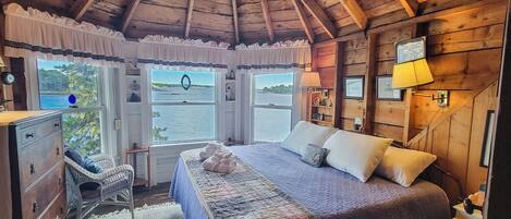 5 bedrooms, desk, iron/ironing board, WiFi