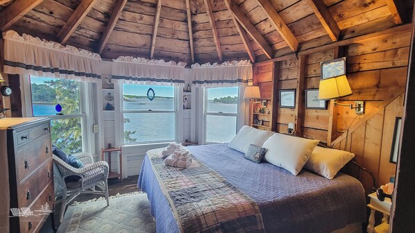 5 bedrooms, desk, iron/ironing board, WiFi