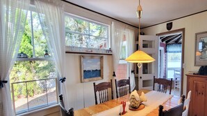 Dining - Experience lakeside luxury at Piffi Biff, a spacious 5-bedroom cabin on Southport, ME. (Southport)