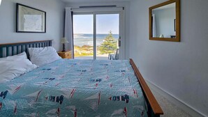 2 bedrooms, desk, iron/ironing board, WiFi (free) - Your Tranquil Indian Point Retreat with Breathtaking Views & Beach Access (Georgetown)