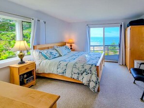 2 bedrooms, desk, iron/ironing board, WiFi - Your Tranquil Indian Point Retreat with Breathtaking Views & Beach Access (Georgetown)