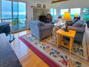Fireplace, books - Your Tranquil Indian Point Retreat with Breathtaking Views & Beach Access (Georgetown)