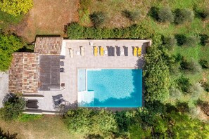 Een verwarmd zwembad