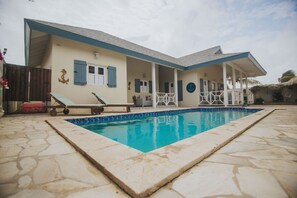 Una piscina al aire libre