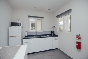 Kjøleskap, mikrobølgeovn, kaffetrakter/tekoker og vannkoker