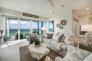 Smart TV, books, music library, video library - Bay Happy: Luxury Home with View of Tampa Bay! (Anna Maria)