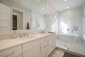 Badewanne, Haartrockner, Handtücher