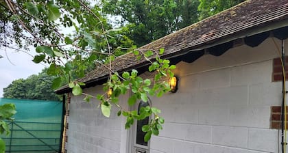 Rural Cottage| Stunning Views| with Free Parking| Quiet