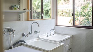 Shower - Seaside Escape ~ Perfect for Families (Prevelly)