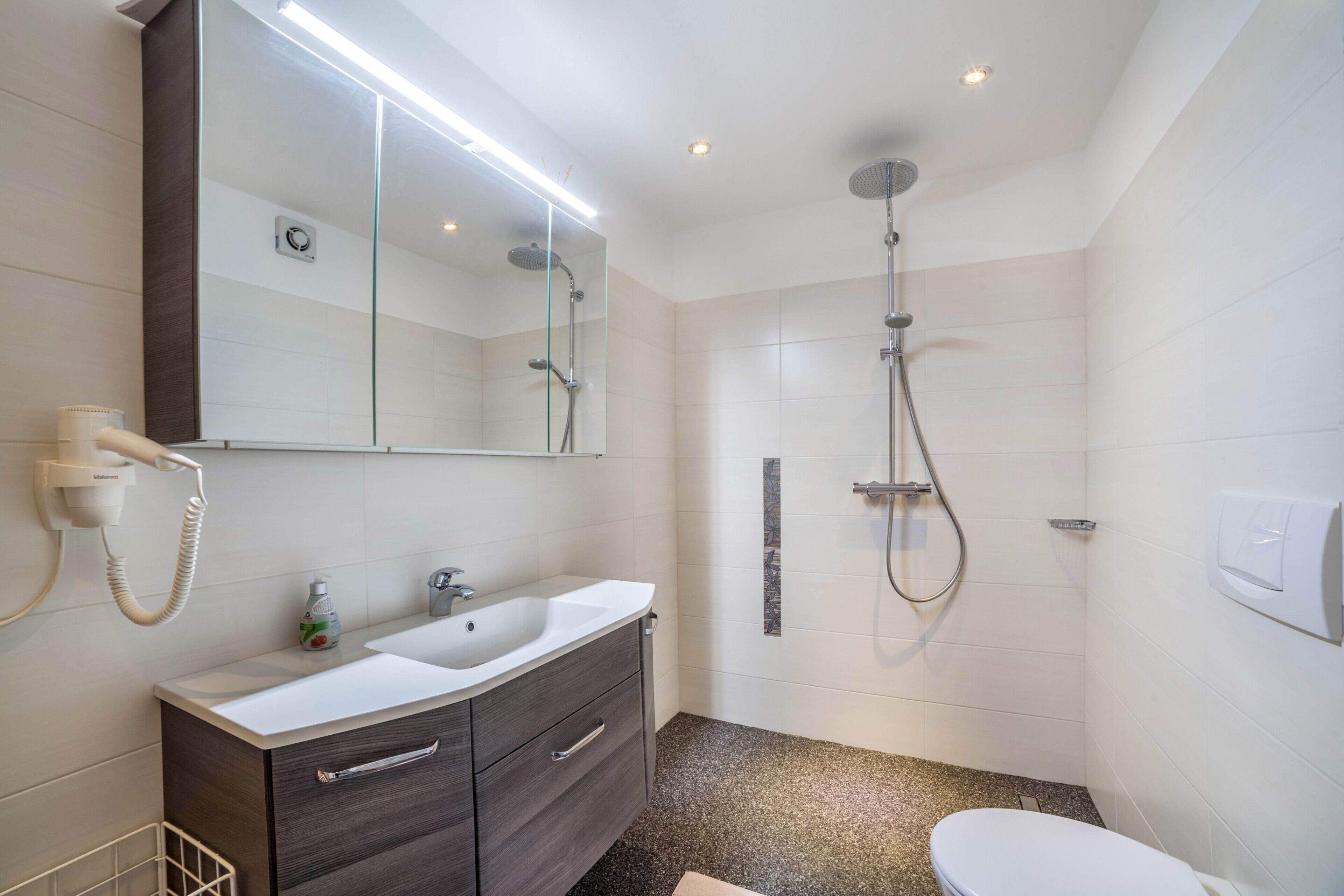 Dusj, hårføner og håndklær