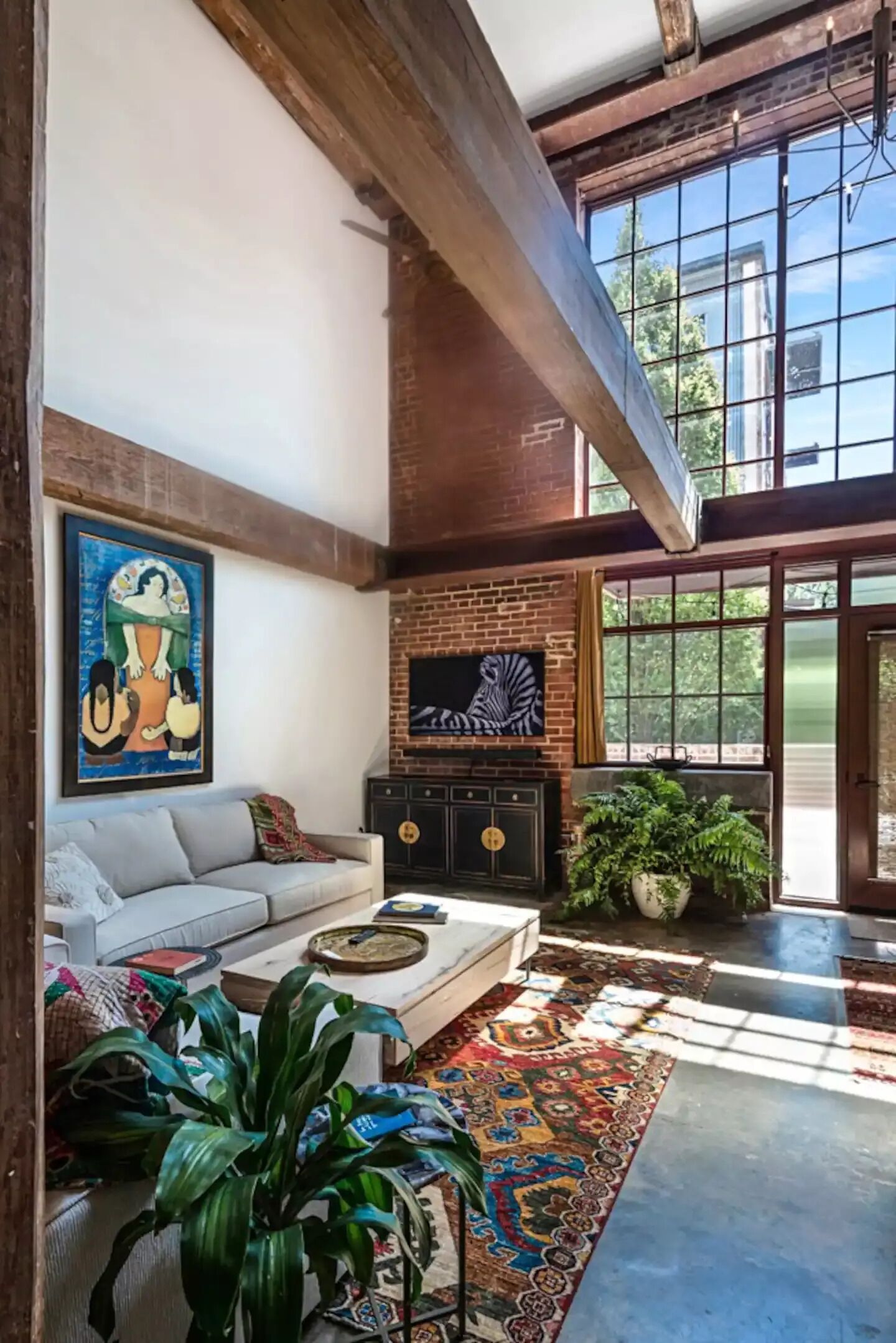 TV connectée, livres, chaîne hi-fi