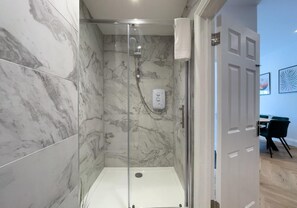 Dusche, Haartrockner, Handtücher