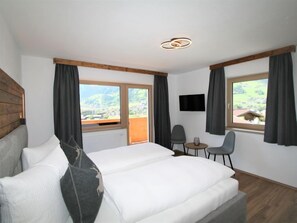 4 Schlafzimmer, Schreibtisch, WLAN