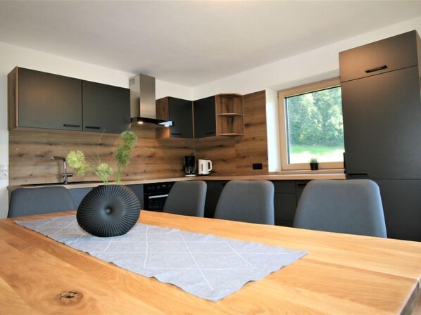 Kühlschrank, Mikrowelle, Ofen, Geschirrspüler