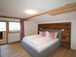 7 bedrooms, desk, free Internet