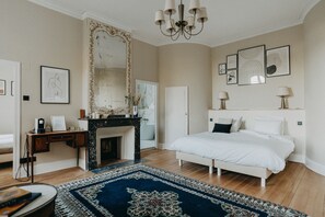 Suite | Desk, laptop workspace, free WiFi, bed sheets - B&B Le Domaine des Marcoujans (Saint-Élix-le-Château)