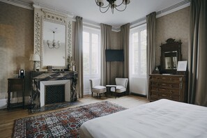 Superior Double Room | Desk, laptop workspace, free WiFi, bed sheets - B&B Le Domaine des Marcoujans (Saint-Élix-le-Château)