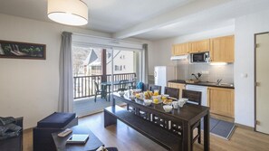 Fridge, microwave, dishwasher, coffee/tea maker