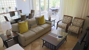 Luxury Condo | Living area - Villa Renaissance Grace Bay (Providenciales)