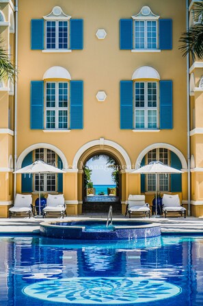 Outdoor pool - Villa Renaissance Grace Bay (Providenciales)