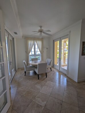Deluxe Suite | In-room dining - Villa Renaissance Grace Bay (Providenciales)