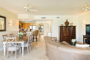 Signature Condo | In-room dining - Villa Renaissance Grace Bay (Providenciales)