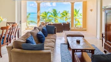 Condo có thiết kế đặc trưng | Khu phòng khách | TV màn hình phẳng 43-inch có truyền hình cáp, TV