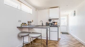 Réfrigérateur, micro-ondes, grille-pain