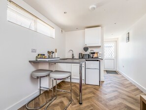 Réfrigérateur, micro-ondes, grille-pain