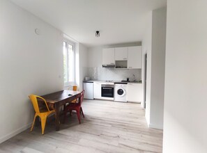 Kühlschrank, Wasserkocher mit Kaffee-/Teezubehör, Wasserkocher