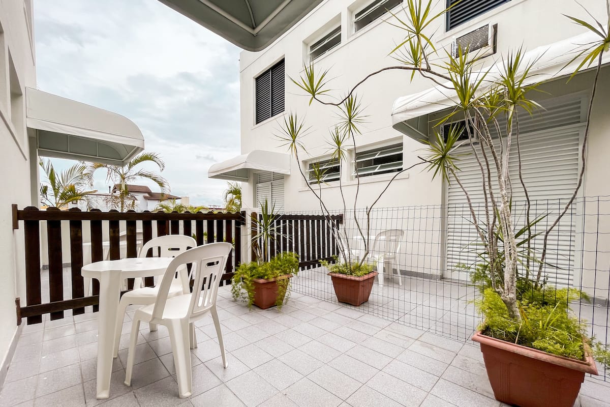 Habitación superior, vista al patio | Caja de seguridad en la habitación y escritorio