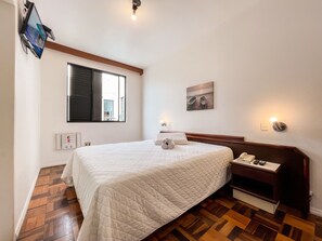 Caja de seguridad en la habitación y escritorio 