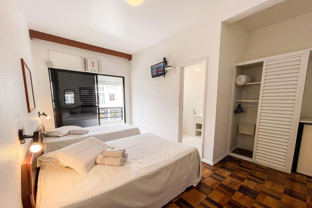 Caja de seguridad en la habitación y escritorio