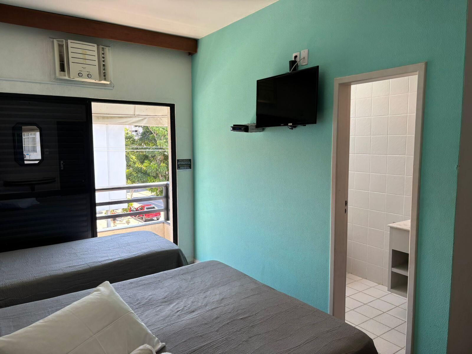 Caja de seguridad en la habitación y escritorio 