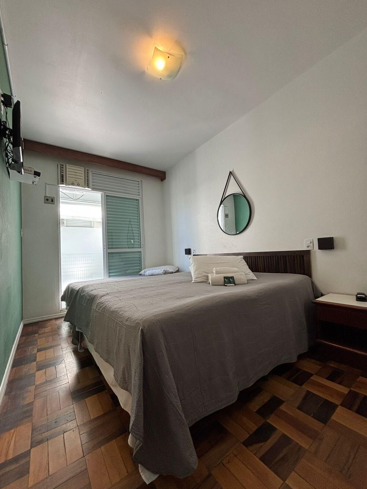Caja de seguridad en la habitación y escritorio 