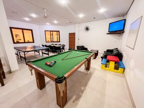 32-inch flat-screen TV with cable channels, TV, ping pong - Canas Gold Praia Hotel (Florianópolis)