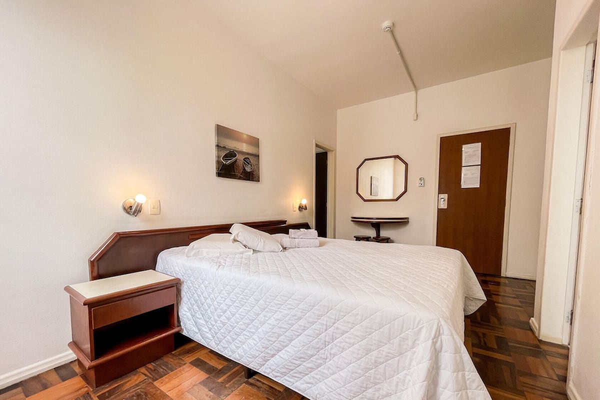 Caja de seguridad en la habitación y escritorio