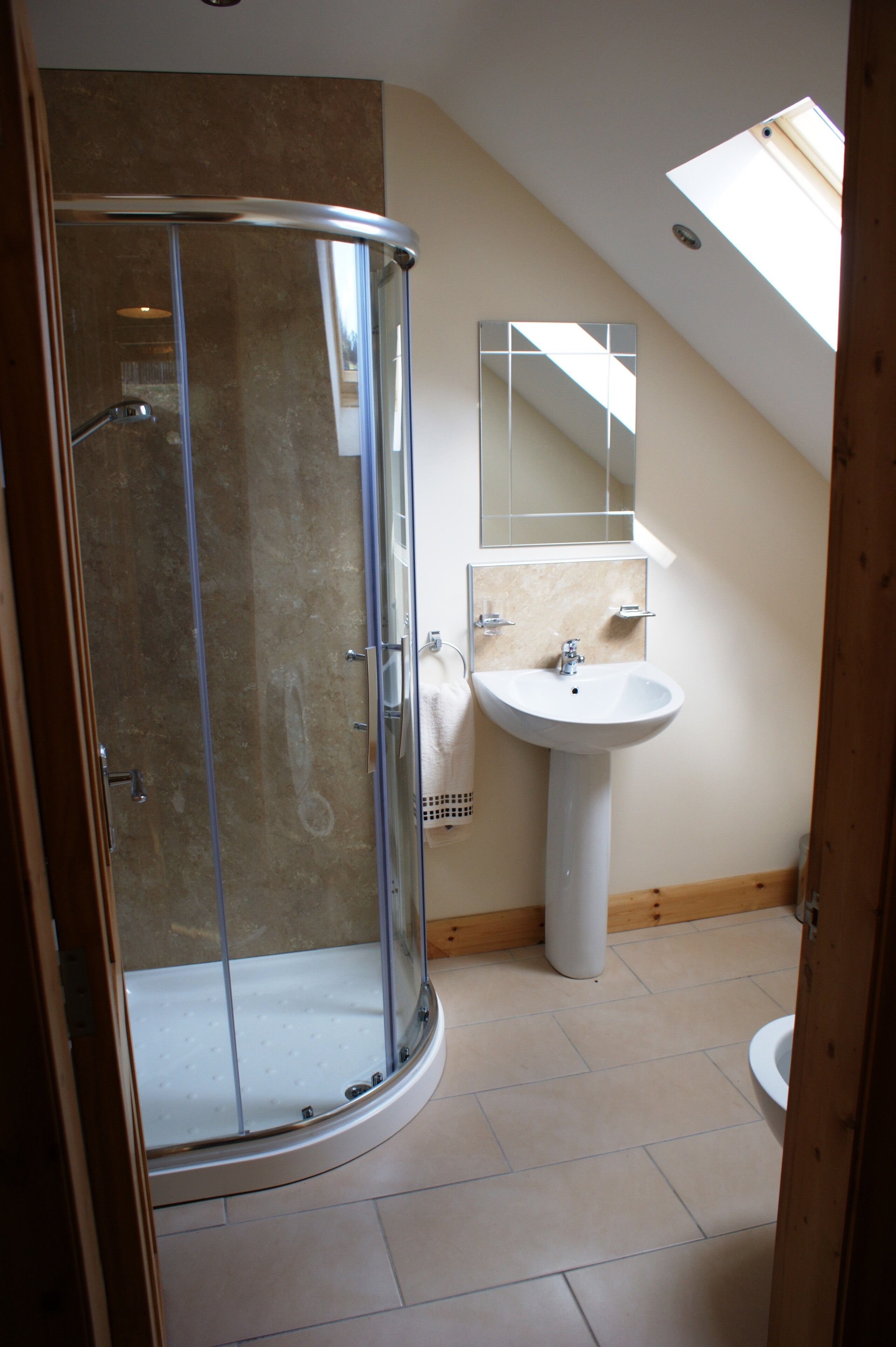 Cottage, 4 Bedrooms (Glendun) | Bathroom | Hair dryer, towels, shampoo