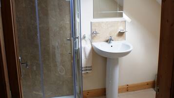 Cottage, 4 Bedrooms (Glendun) | Bathroom | Hair dryer, towels, shampoo