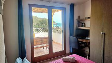 Apartment | 2 bedrooms, iron/ironing board, free WiFi, bed sheets