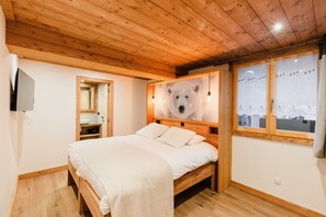 6 bedrooms, iron/ironing board, free WiFi, bed sheets