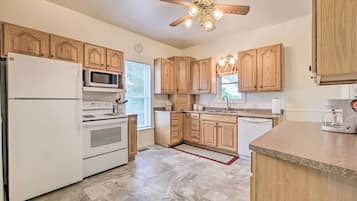 Frigorifero, microonde, piano cottura, lavastoviglie