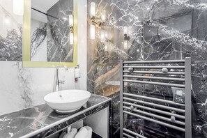 Bathtub, hair dryer, towels - Merveil - Luxury Suite - Louvre - Aboukir VII (Paris)