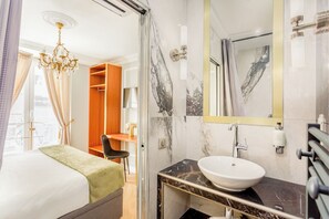 Bathtub, hair dryer, towels