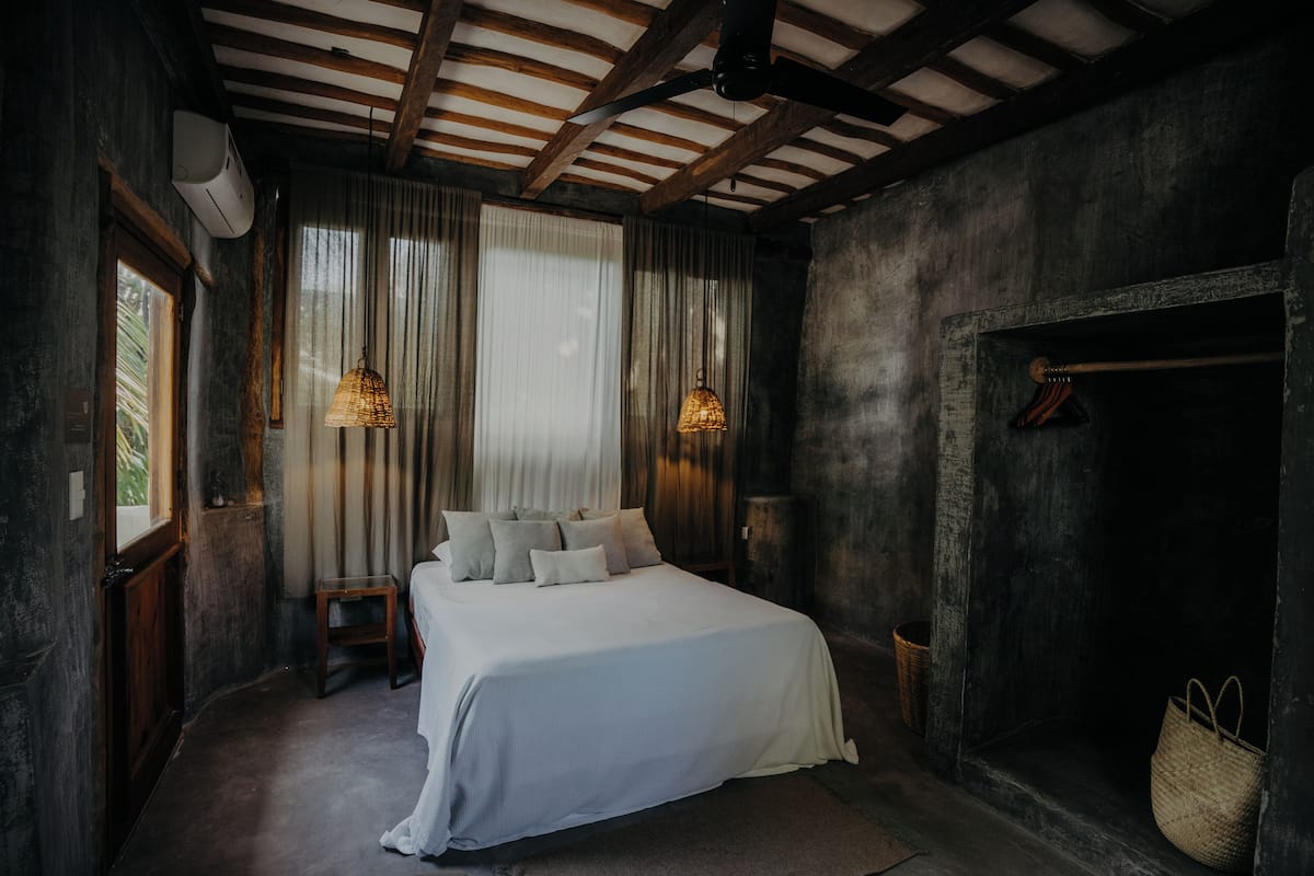 In-room safe, free WiFi, bed sheets