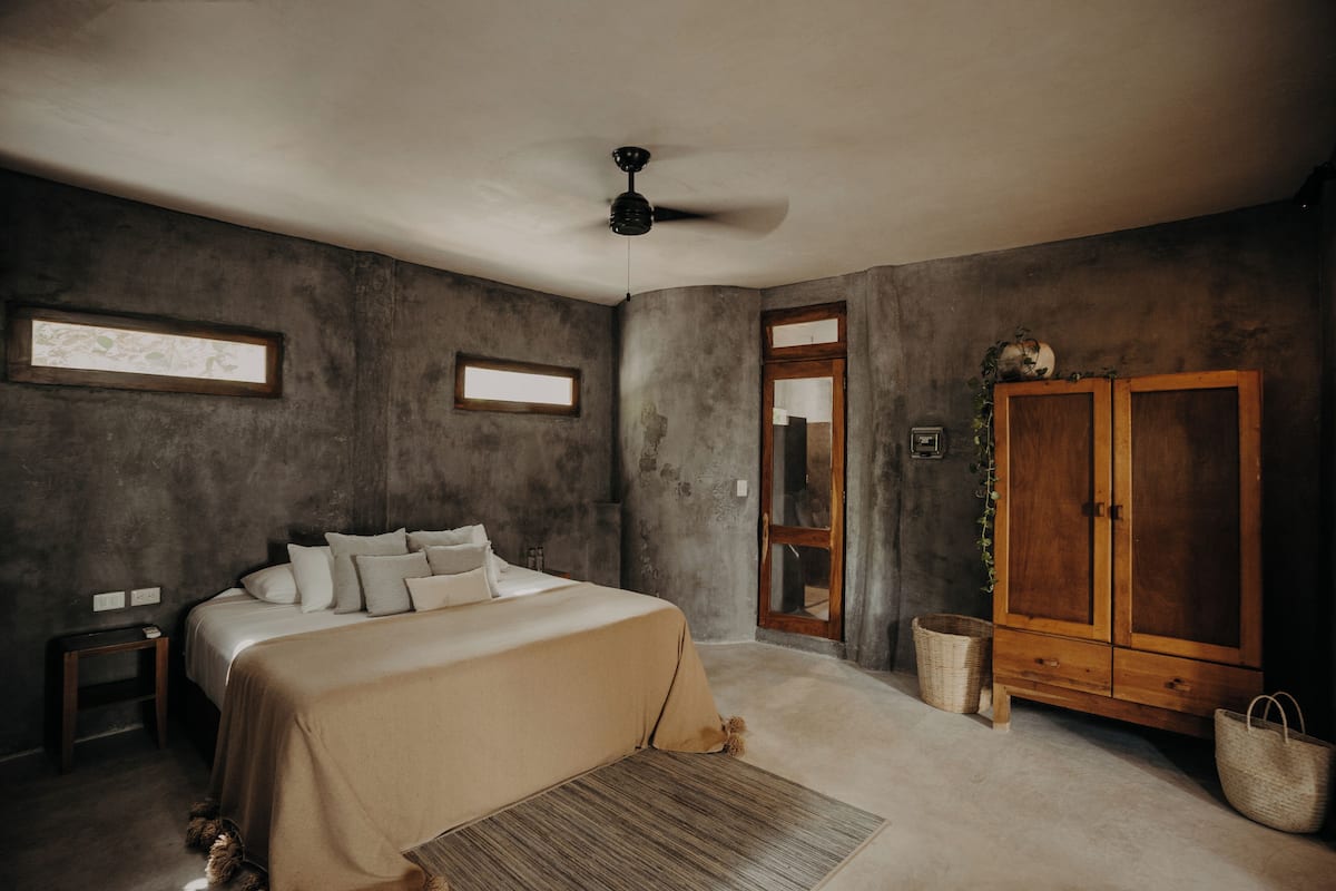 In-room safe, free WiFi, bed sheets