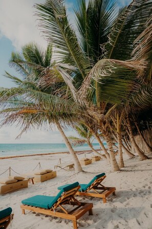 Private beach, white sand, sun loungers, beach towels - Ether Tulum (Tulum)